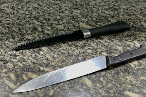 Facas que foram presas com o agressor