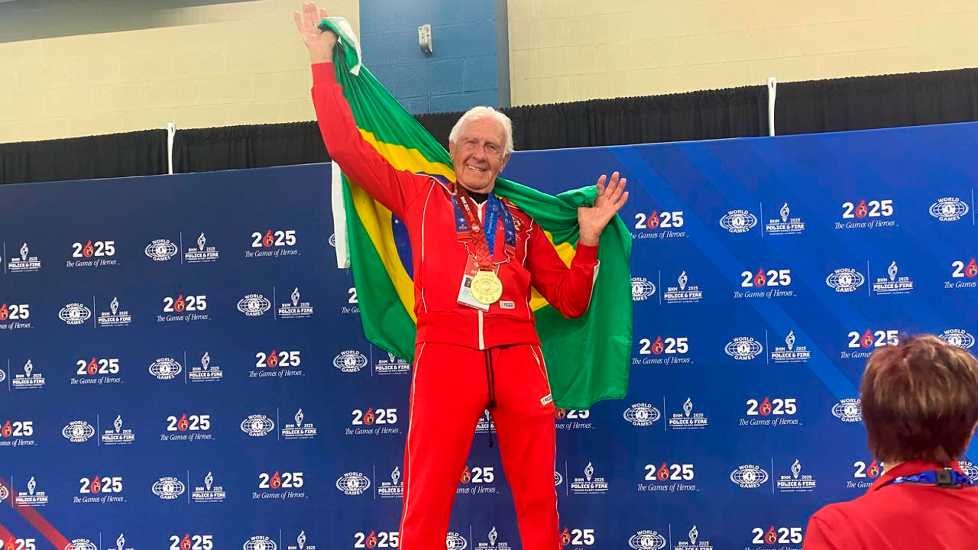 Aos 87 anos, bombeiro aposentado leva 5 ouros nos Jogos Olímpicos das polícias