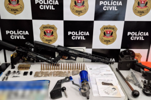 Armeiro de facção criminosa é preso com 2 fuzis pela Polícia Civil em Santos