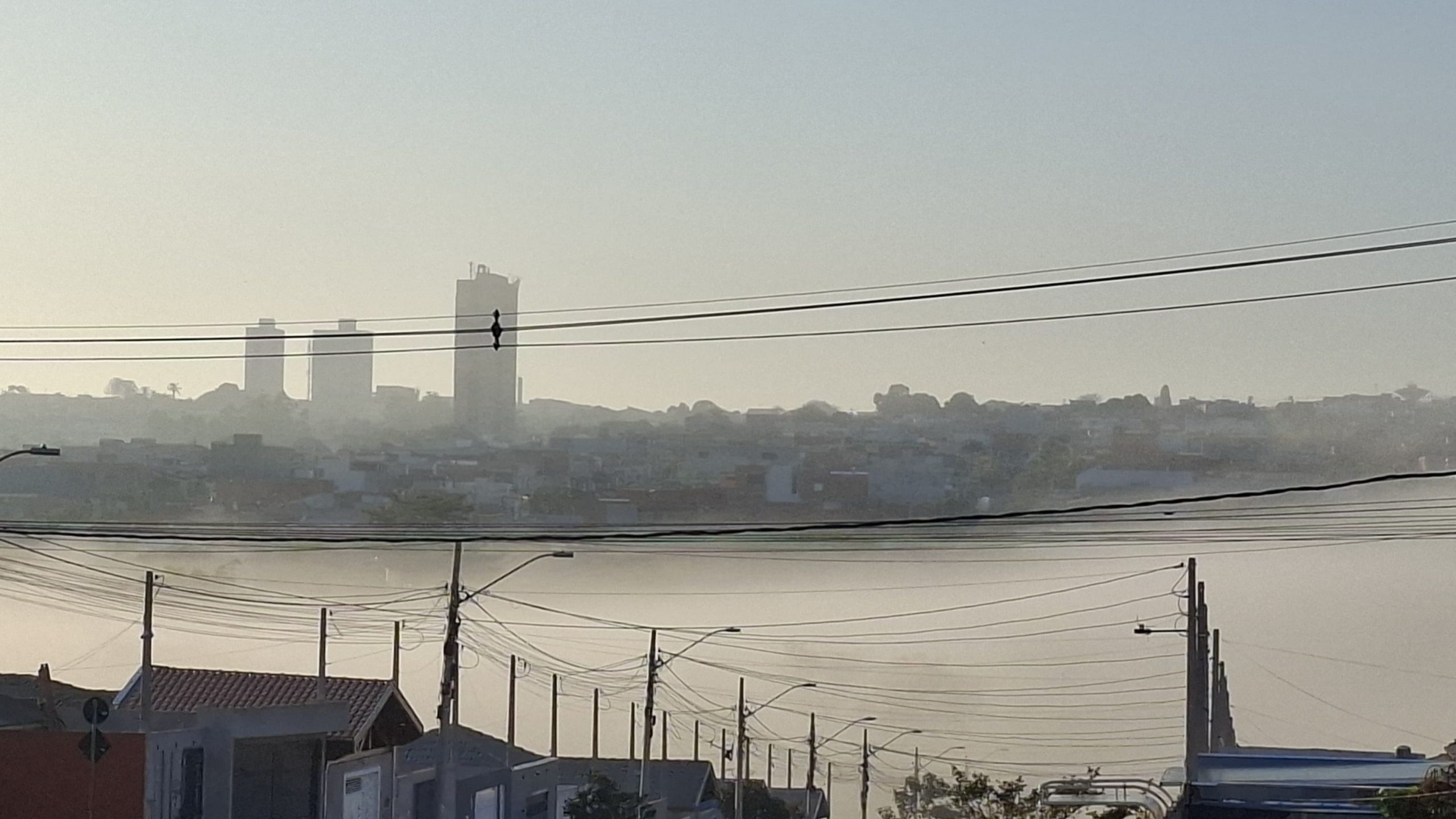 Céu encoberto e visibilidade reduzida Limeira acorda sob névoa intensa
