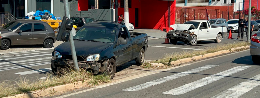 Colisão entre dois veículos derruba poste na Av. Major Levy, em Limeira