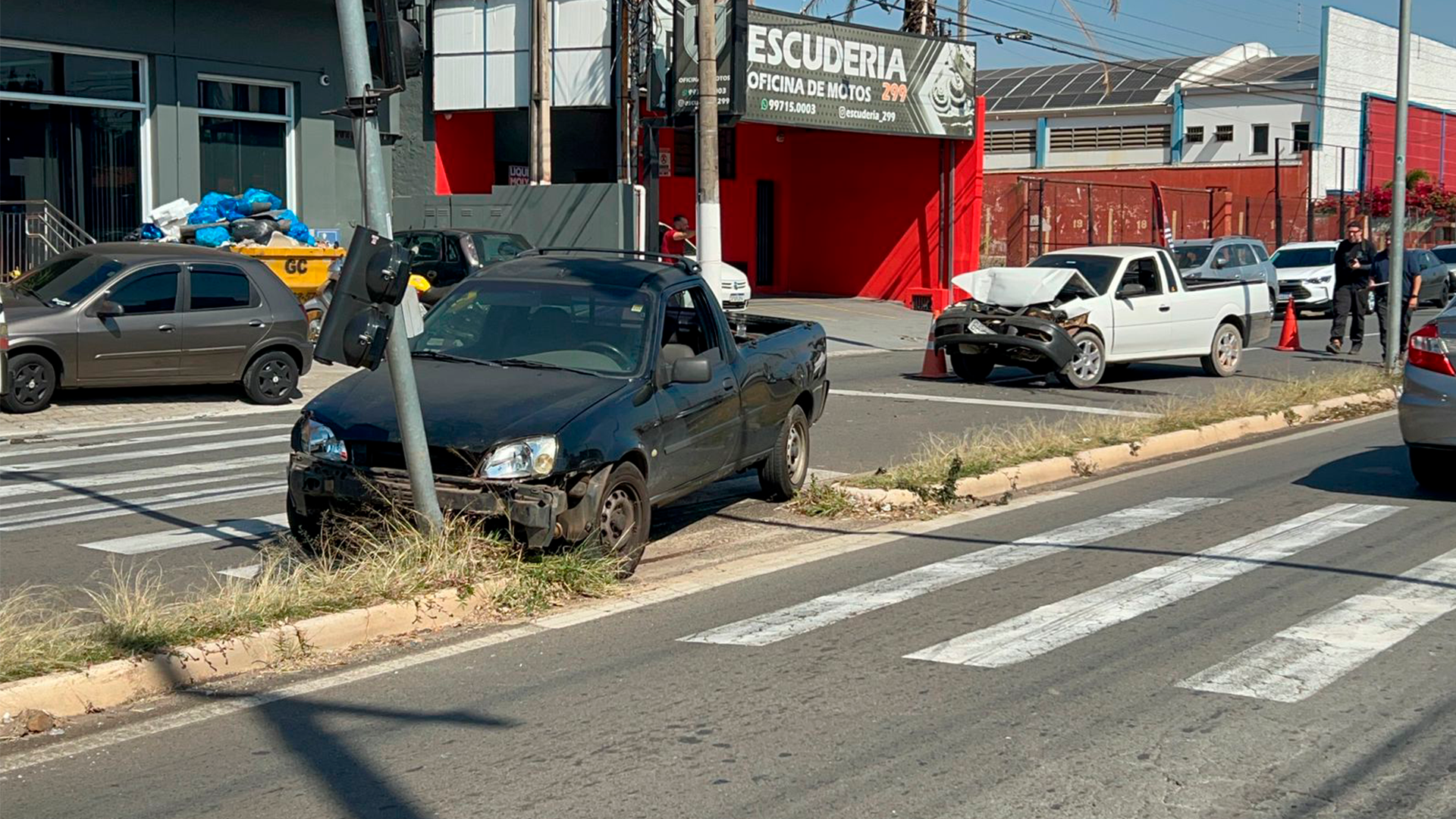 Colisão entre dois veículos derruba poste na Av. Major Levy, em Limeira