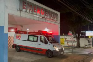 Homem bate a cabeça ao tentar entrar em bar e é socorrido em estado grave