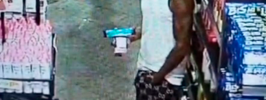 Homem é flagrado se masturbando em corredor de supermercado