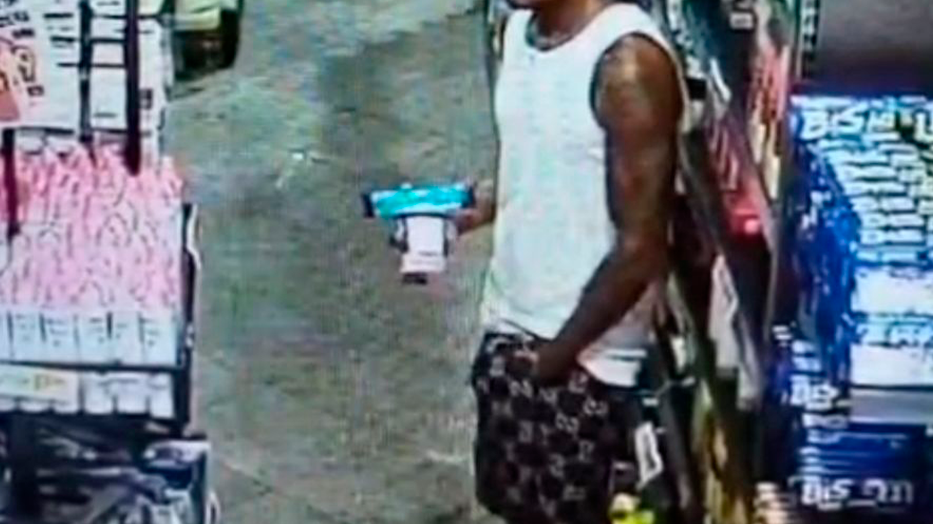 Homem é flagrado se masturbando em corredor de supermercado