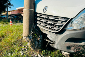 Motorista desmaia ao volante e van colide com poste no Jd. Santa Cecília, em Limeira