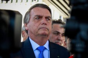 PF cumpre mandados na casa de Bolsonaro que terá que usar tornozeleira