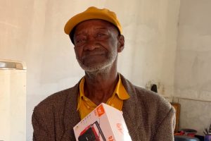 Rádio prometido ao Sr. Antônio é entregue pela Educadora