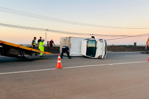 Tombamento de caminhão deixa um ferido e gera 7 km de congestionamento na Limeira-Mogi Mirim