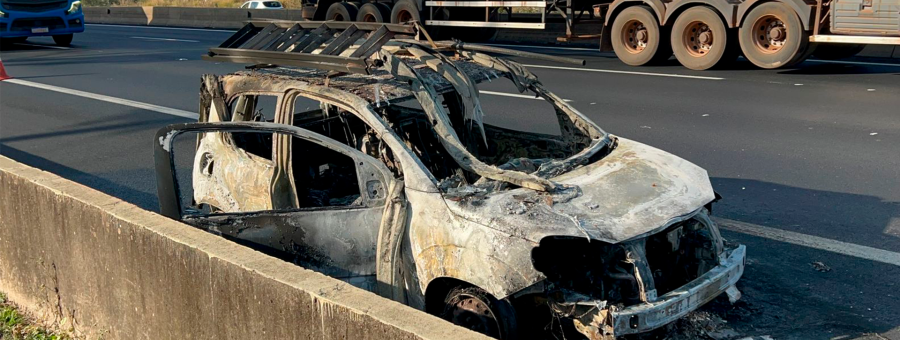 Uno pega fogo e fica destruído na Anhanguera, em Limeira