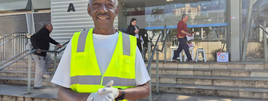 Aposentado esbanja simpatia e ajuda frequentadores da Policlínica em Limeira