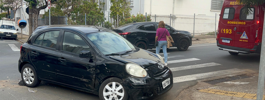 Colisão entre dois veículos deixa mulher ferida no Centro de Limeira