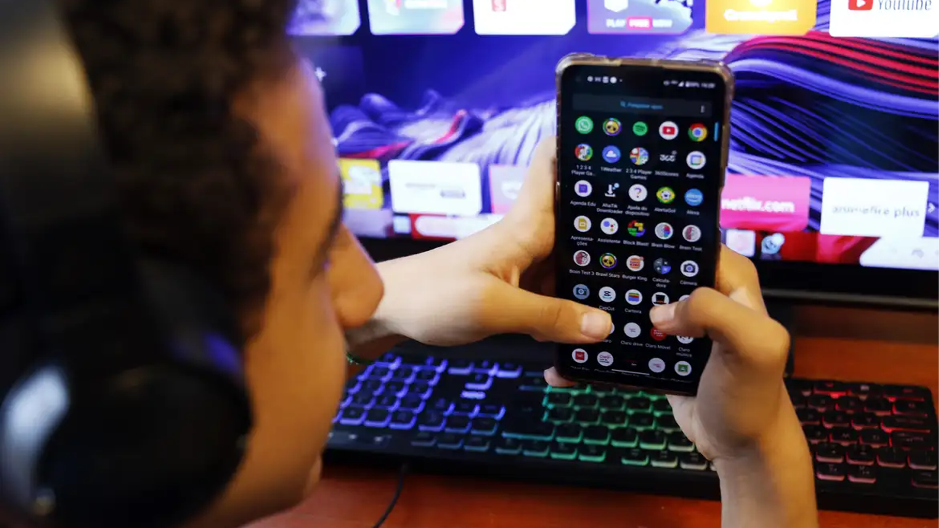 Comitê finaliza texto com princípios para regulação de redes sociais