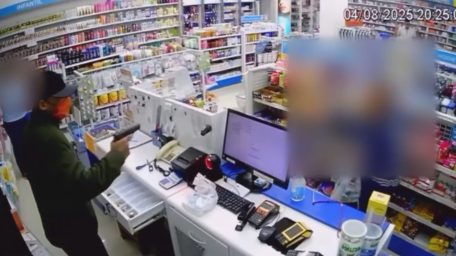 Criminosos assaltam farmácia e rendem clientes e funcionários em Limeira