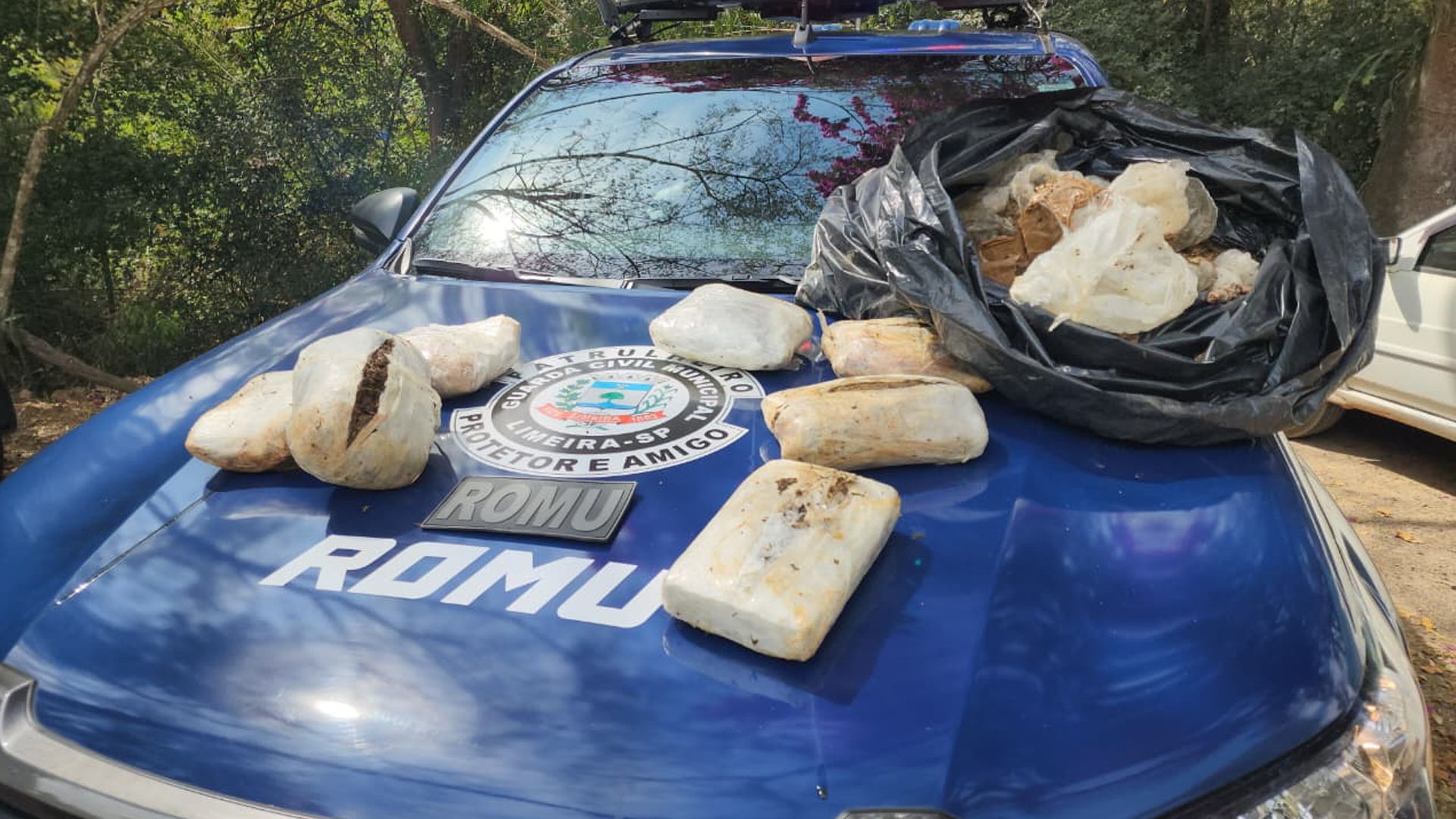 GCM apreende 12 kg de maconha em riacho no bairro dos Pires