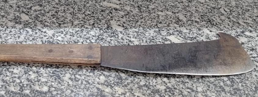 Homem é preso após ameaçar família com facão em Limeira