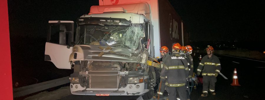 Colisão entre duas carretas deixa motorista preso às ferragens na Rodovia Anhanguera, em Limeira