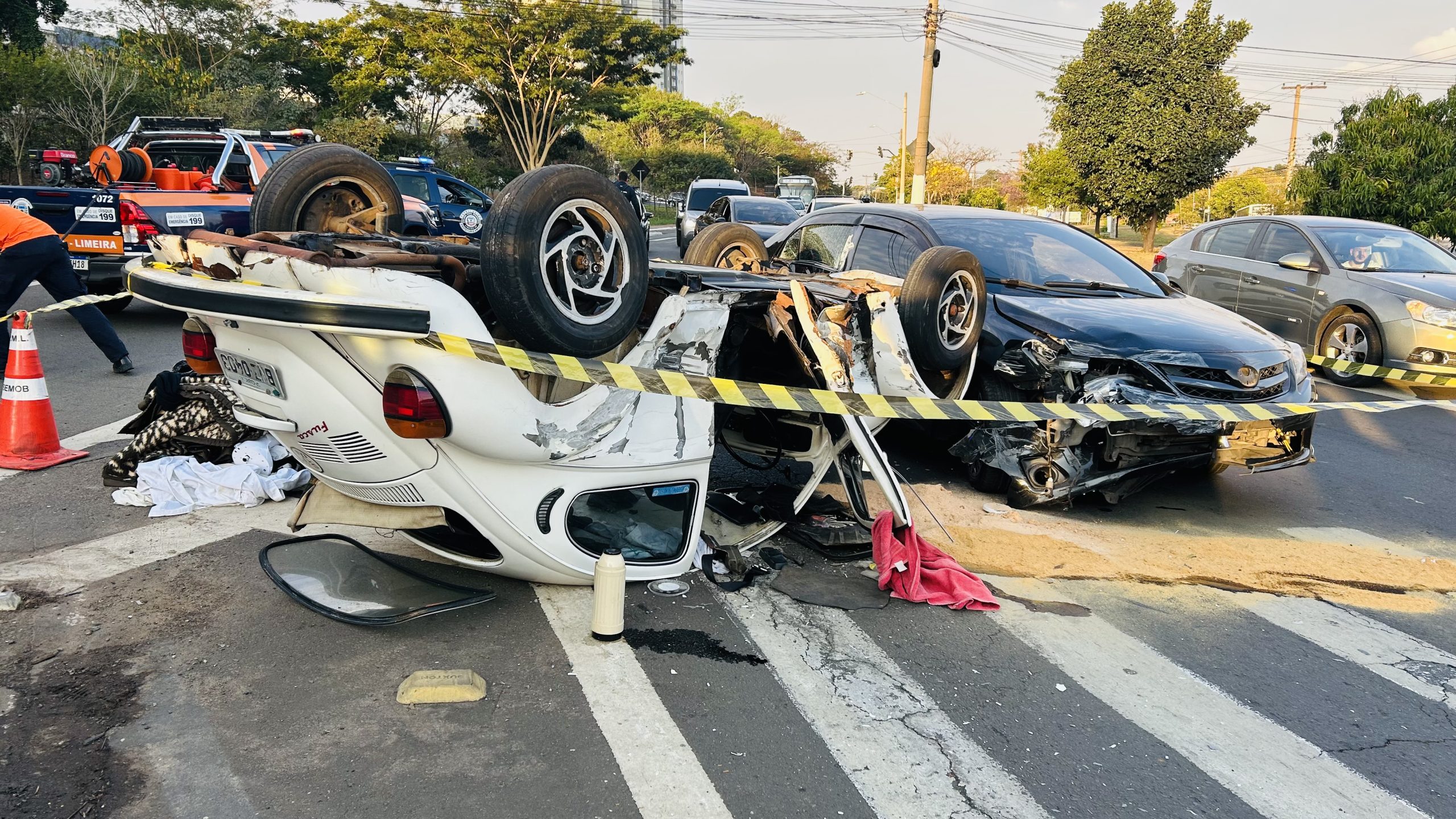 Colisão traseira seguida de capotamento é registrada em Limeira