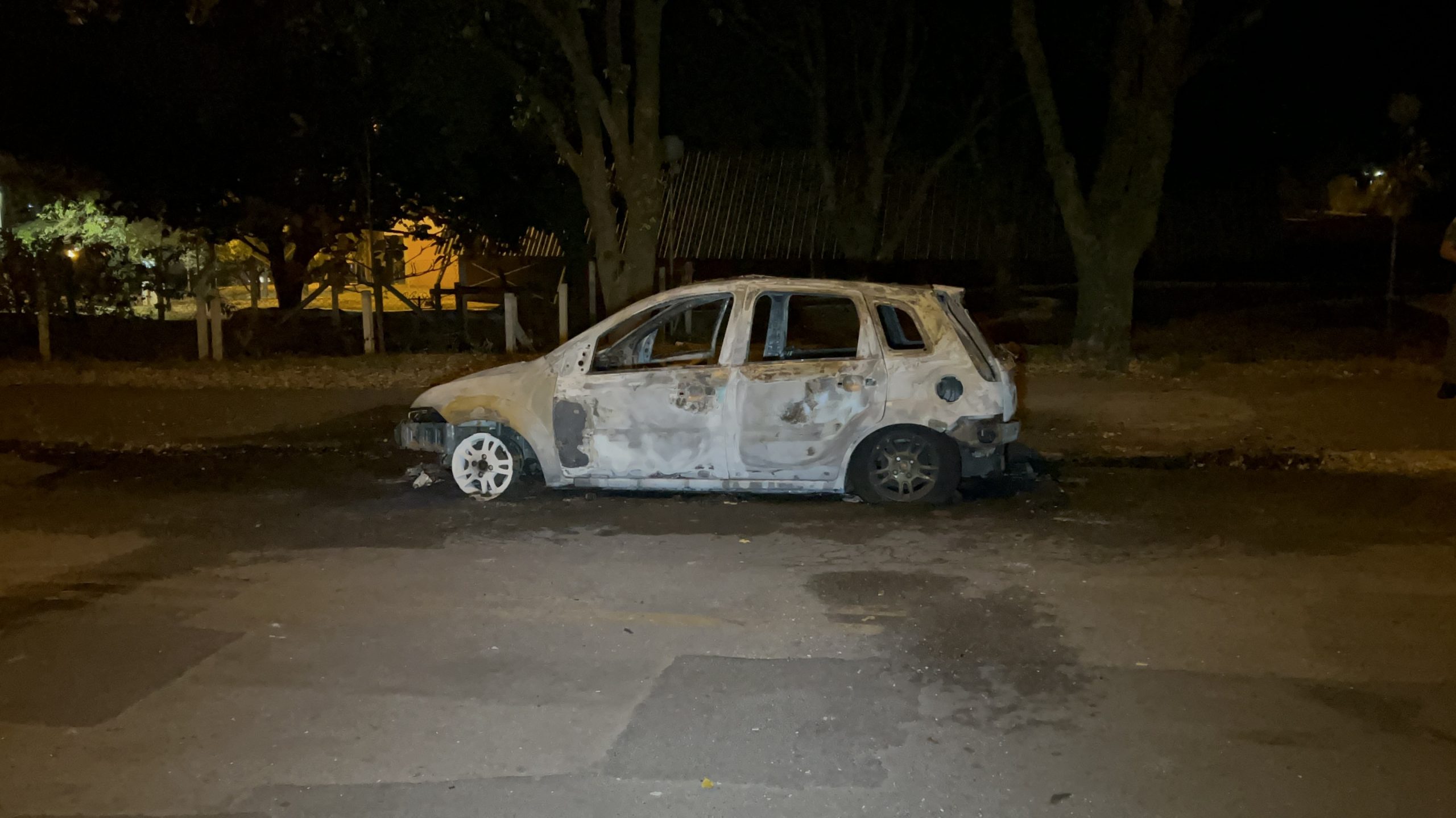 Carro é destruído por incêndio no Jardim Santo André, em Limeira