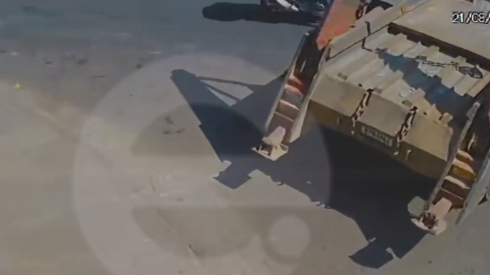 Imagem mostra acidente entre moto e caminhão no Santa Eulália, em Limeira