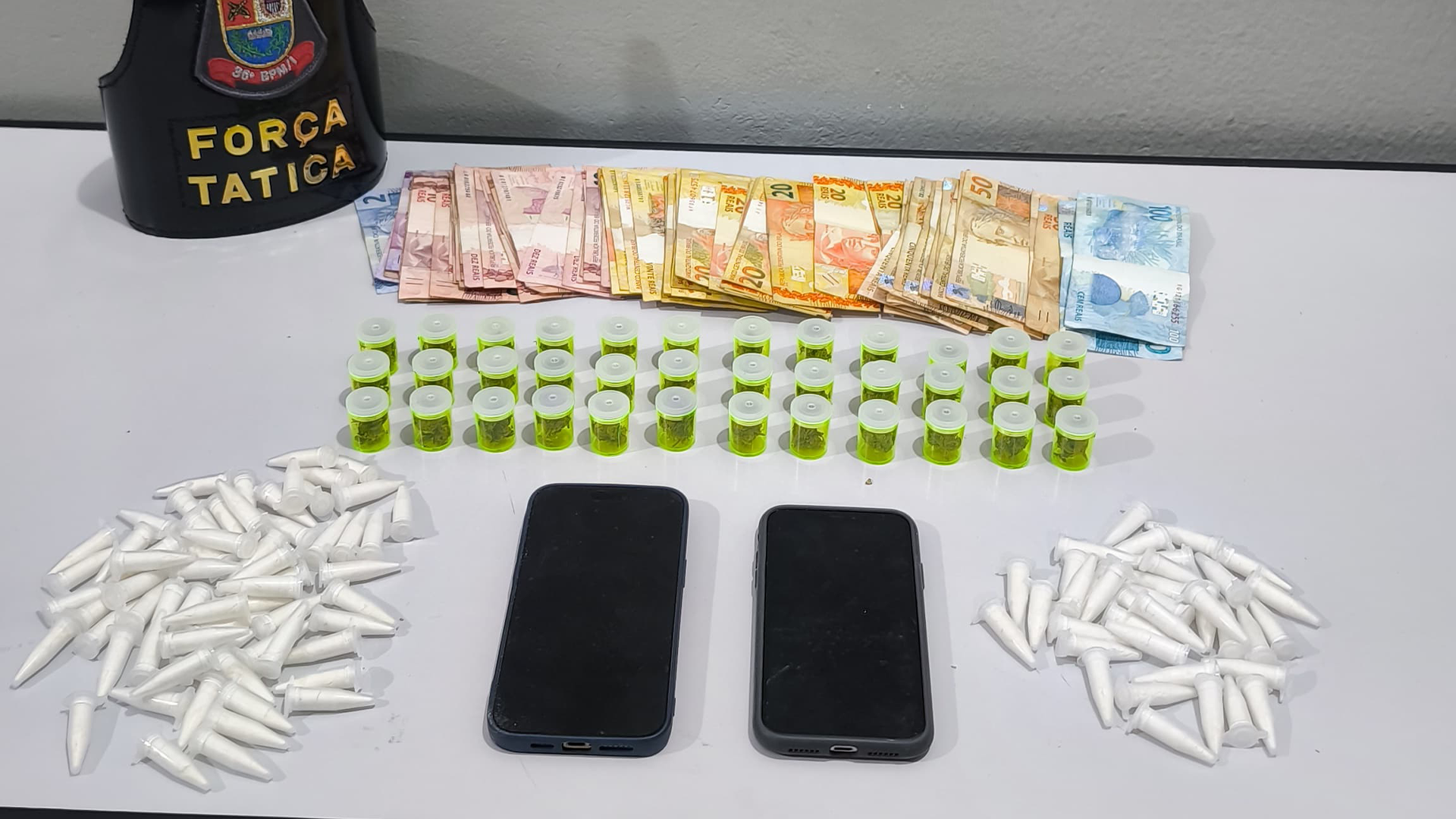Jovem e adolescente são pegos com mais de R$ 2 mil e drogas no Ernesto Kuhl, em Limeira