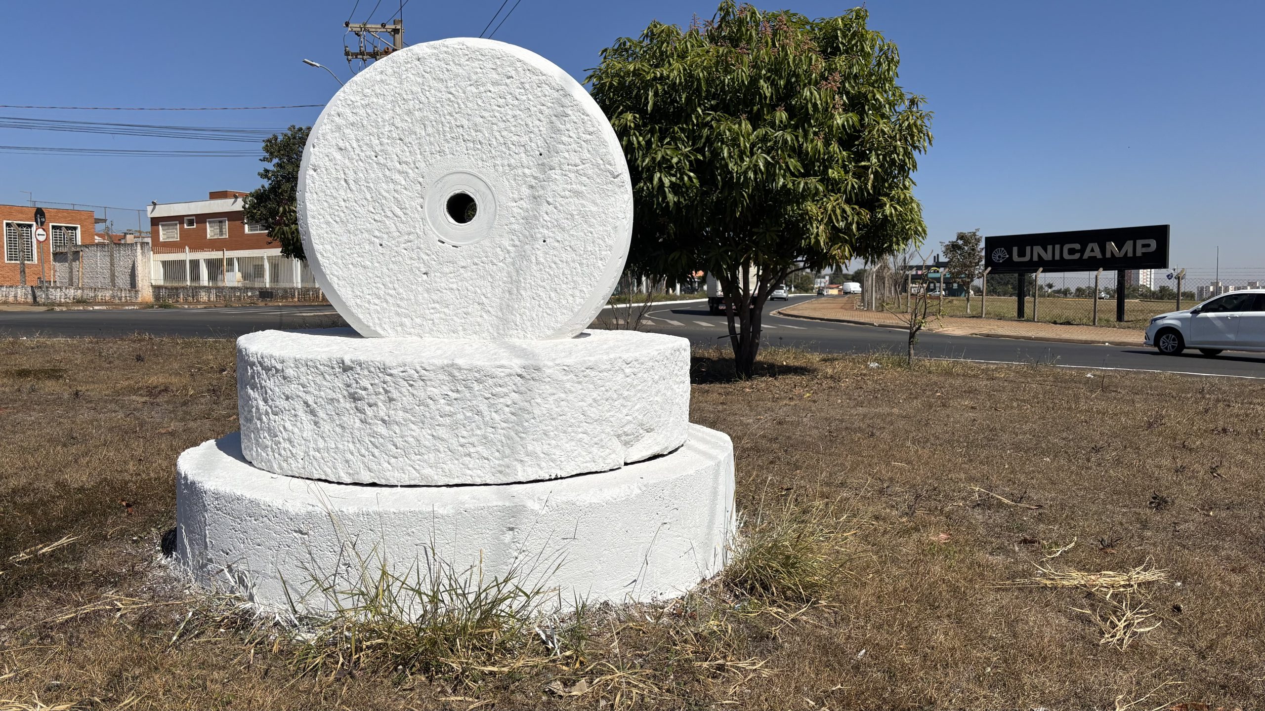 Moradores se indignam após monumento receber pintura branca em rotatória de Limeira