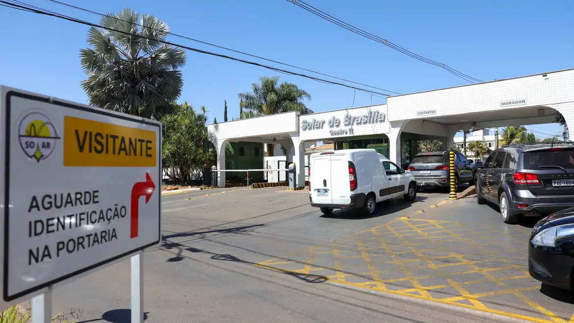 Moraes manda vistoriar carros e área externa da casa de Bolsonaro