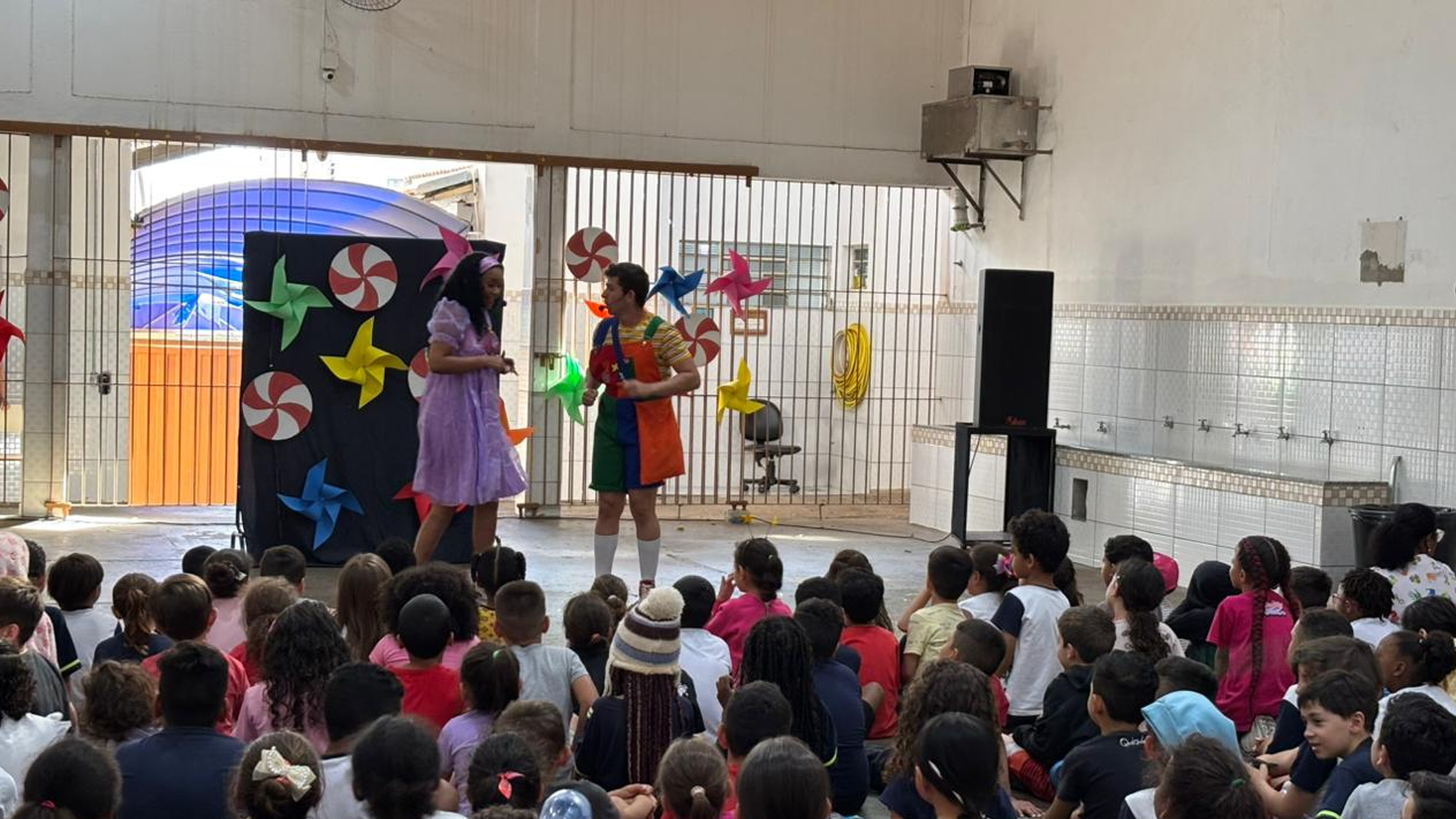 Mostra de Teatro leva encanto e resgate das brincadeiras tradicionais à EMEIEF Laércio Corte
