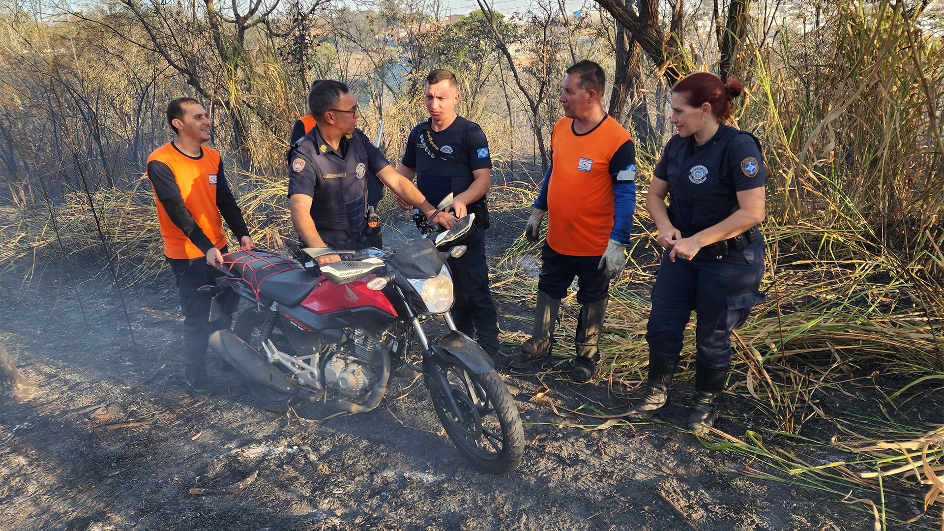 Moto furtada é localizada durante combate a incêndio em mata em Limeira