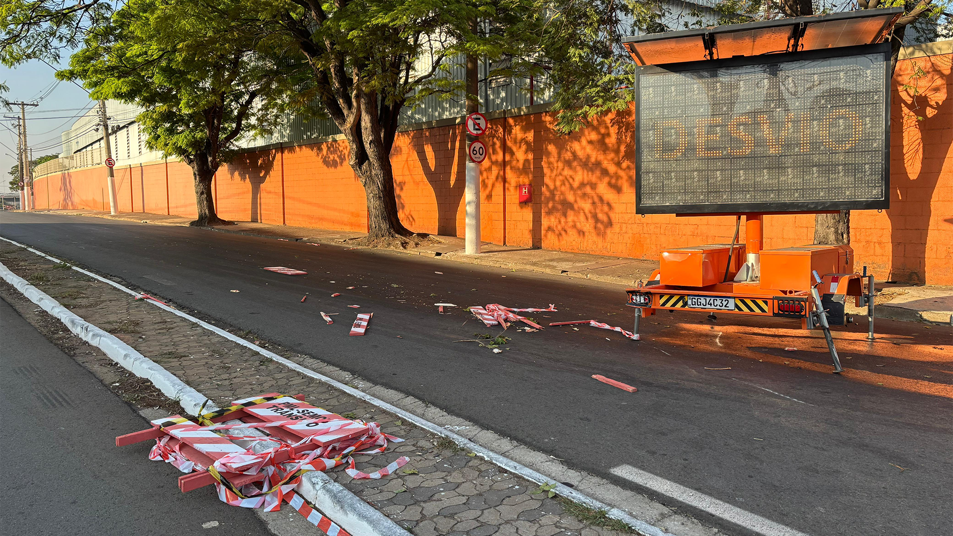 Motorista bate em placa de LED de sinalização em trecho interditado da Av. Campinas