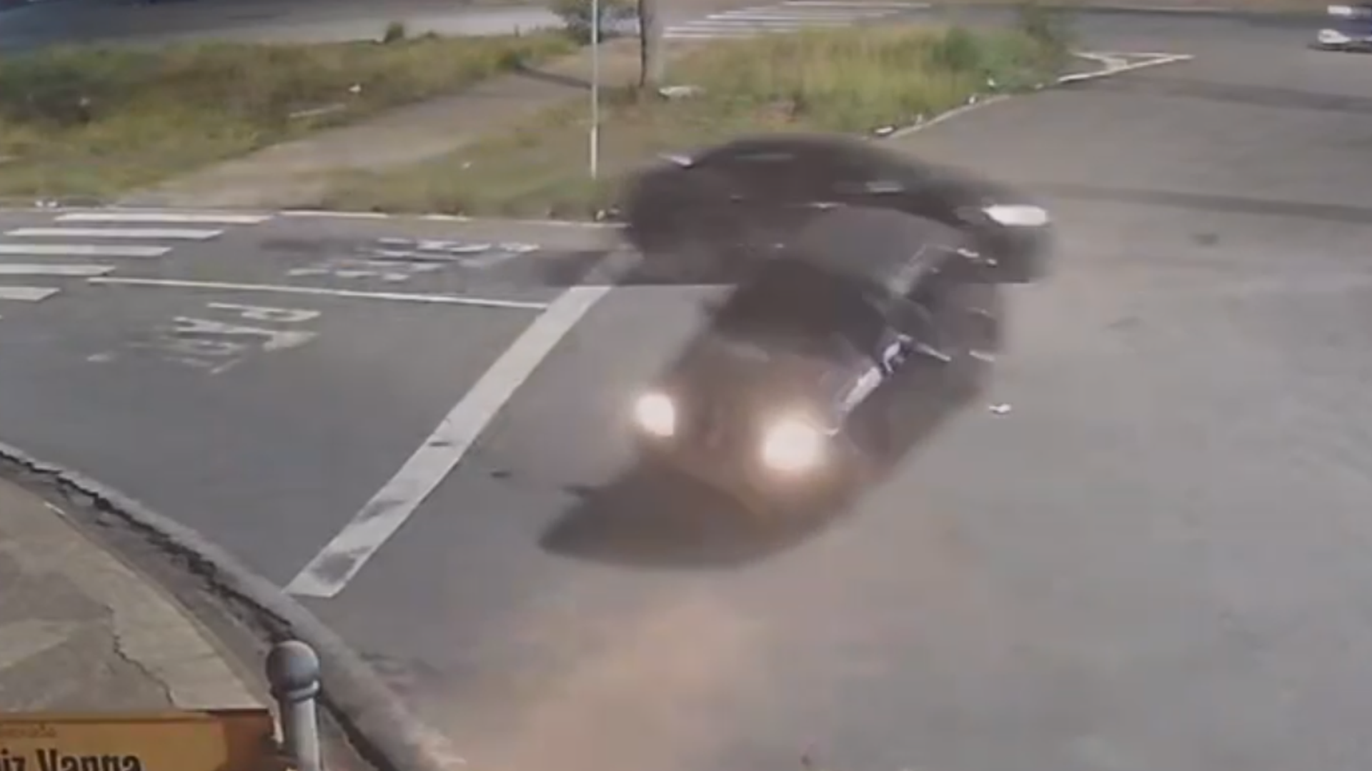 Motorista bate na traseira de veículo, atravessa rotatória e foge em Limeira