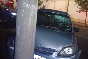 Motorista perde o controle e bate carro em poste no Centro de Limeira