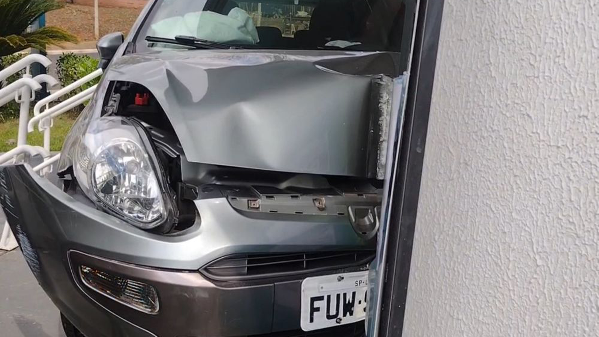 Mulher fica ferida após colidir carro contra entrada de farmácia em Limeira