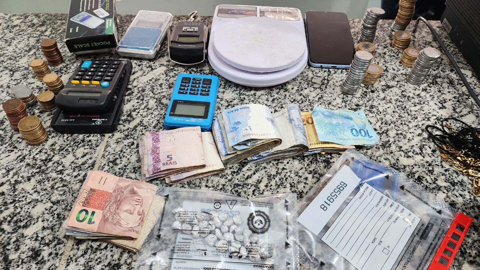 ROMU flagra casal em tráfico de drogas e apreende entorpecentes e dinheiro em Limeira