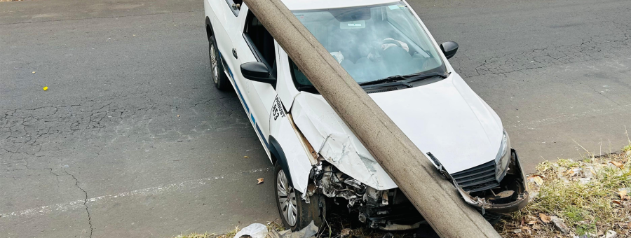 Saveiro colide contra poste e deixa trânsito interditado no Santa Eulália, em Limeira