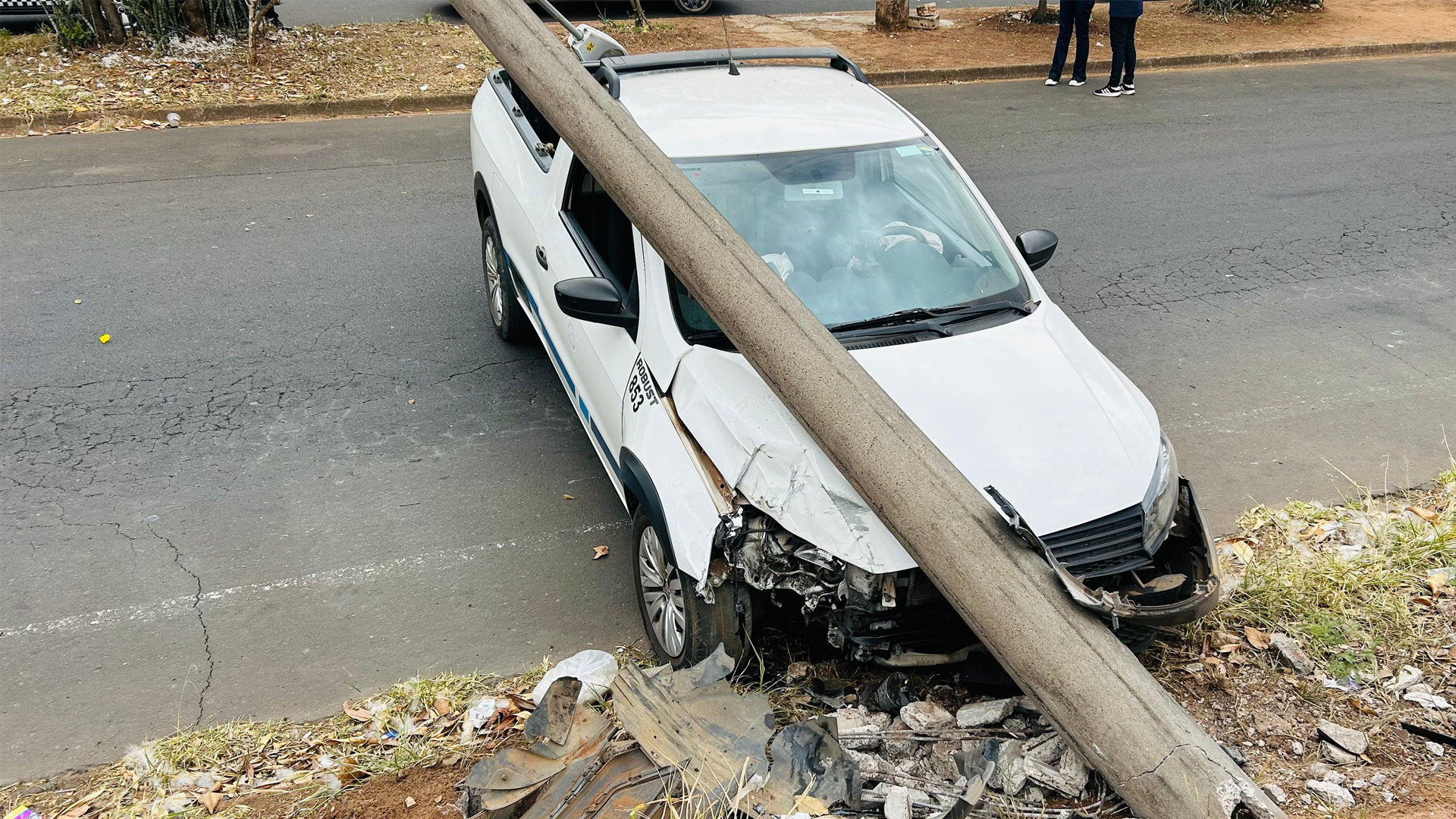 Saveiro colide contra poste e deixa trânsito interditado no Santa Eulália, em Limeira