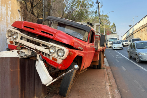 Caminhão sem freio atinge barreira em alça do Viaduto Monsenhor Gustavo Mantovani