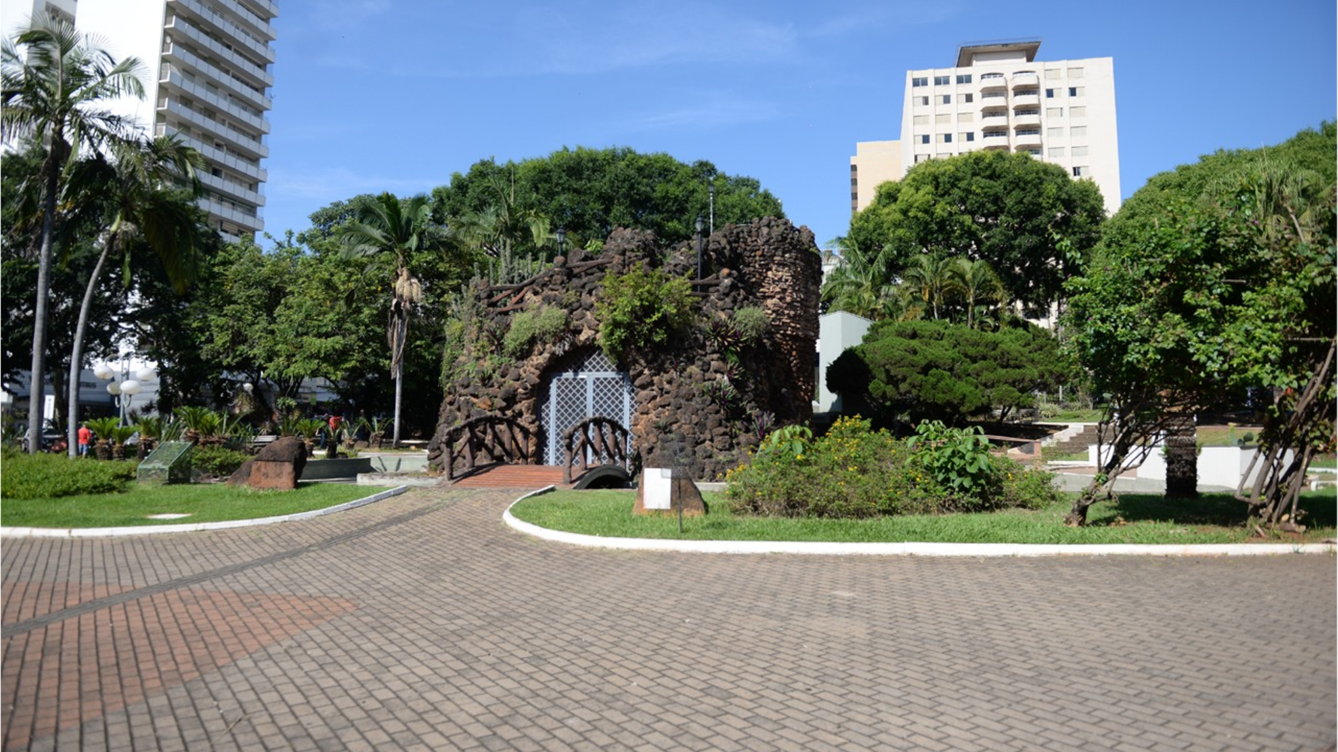 Coleção de Sementes e Frutos é exposta na Praça Toledo Barros