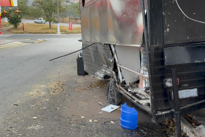 Comerciante que teve trailer atingido por BMW desabafa Não temos como trabalhar