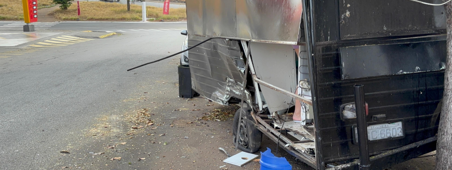 Comerciante que teve trailer atingido por BMW desabafa Não temos como trabalhar