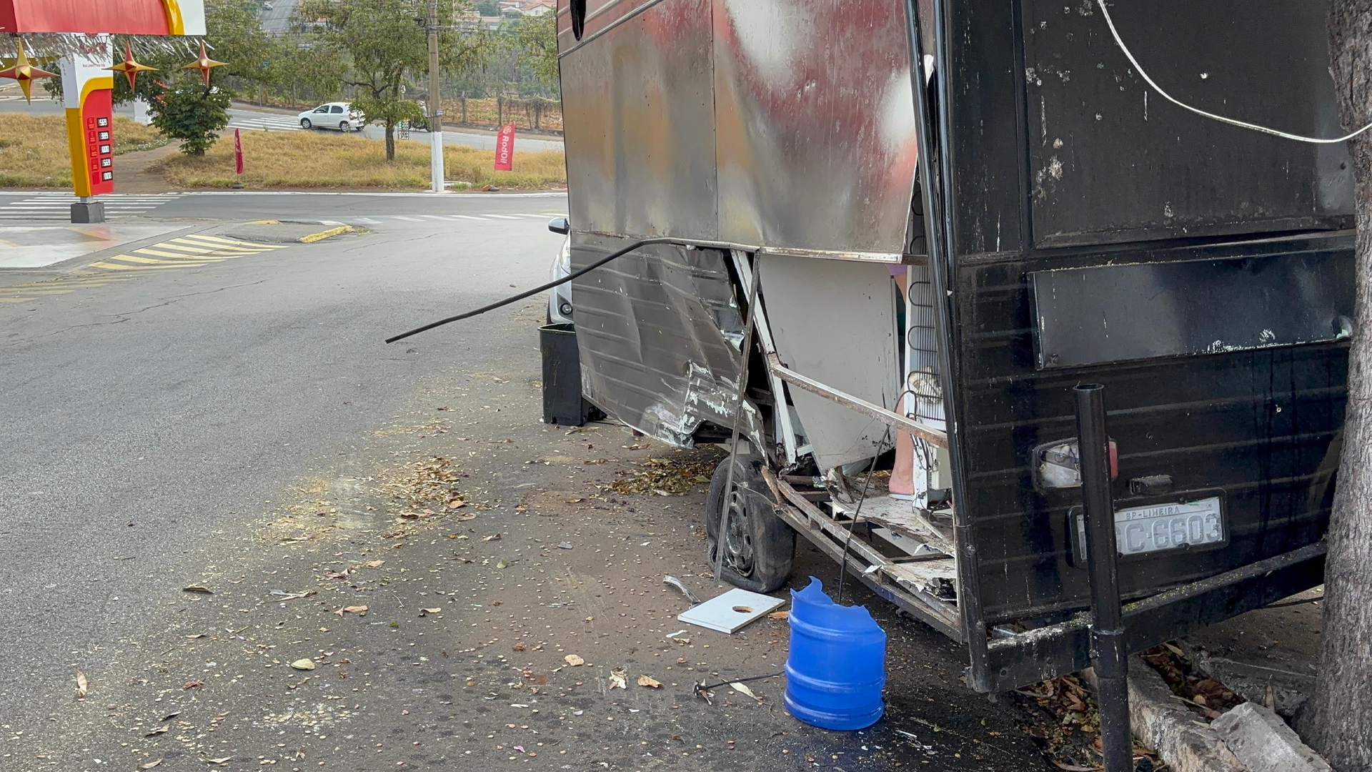 Comerciante que teve trailer atingido por BMW desabafa Não temos como trabalhar