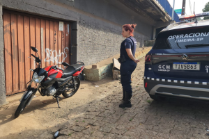 GCM localiza motocicleta furtada abandonada sob viaduto em Limeira