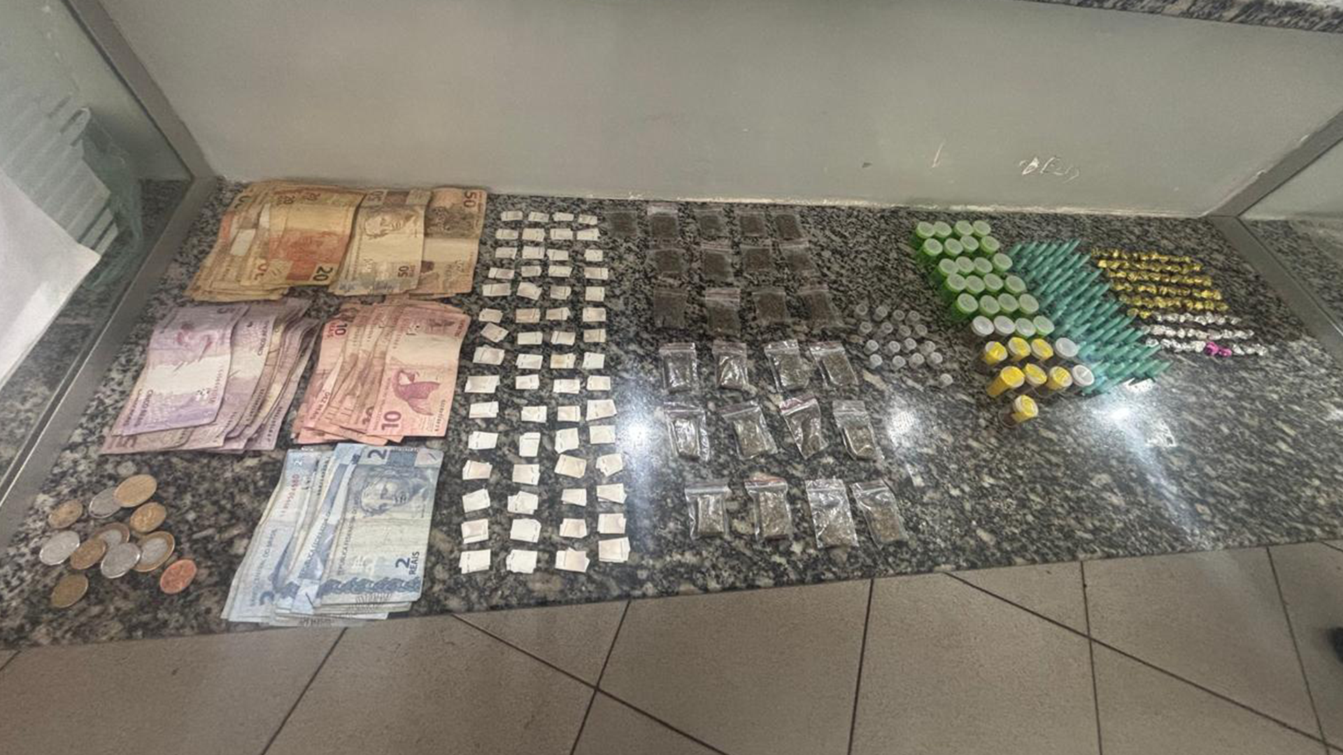 Homem é preso com drogas e dinheiro em frente a escola no Jd. Odécio Degan