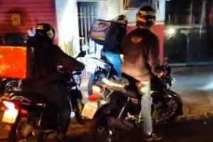 Motoboys buzinam e aceleram em frente a casa de cliente após suposta agressão em Limeira
