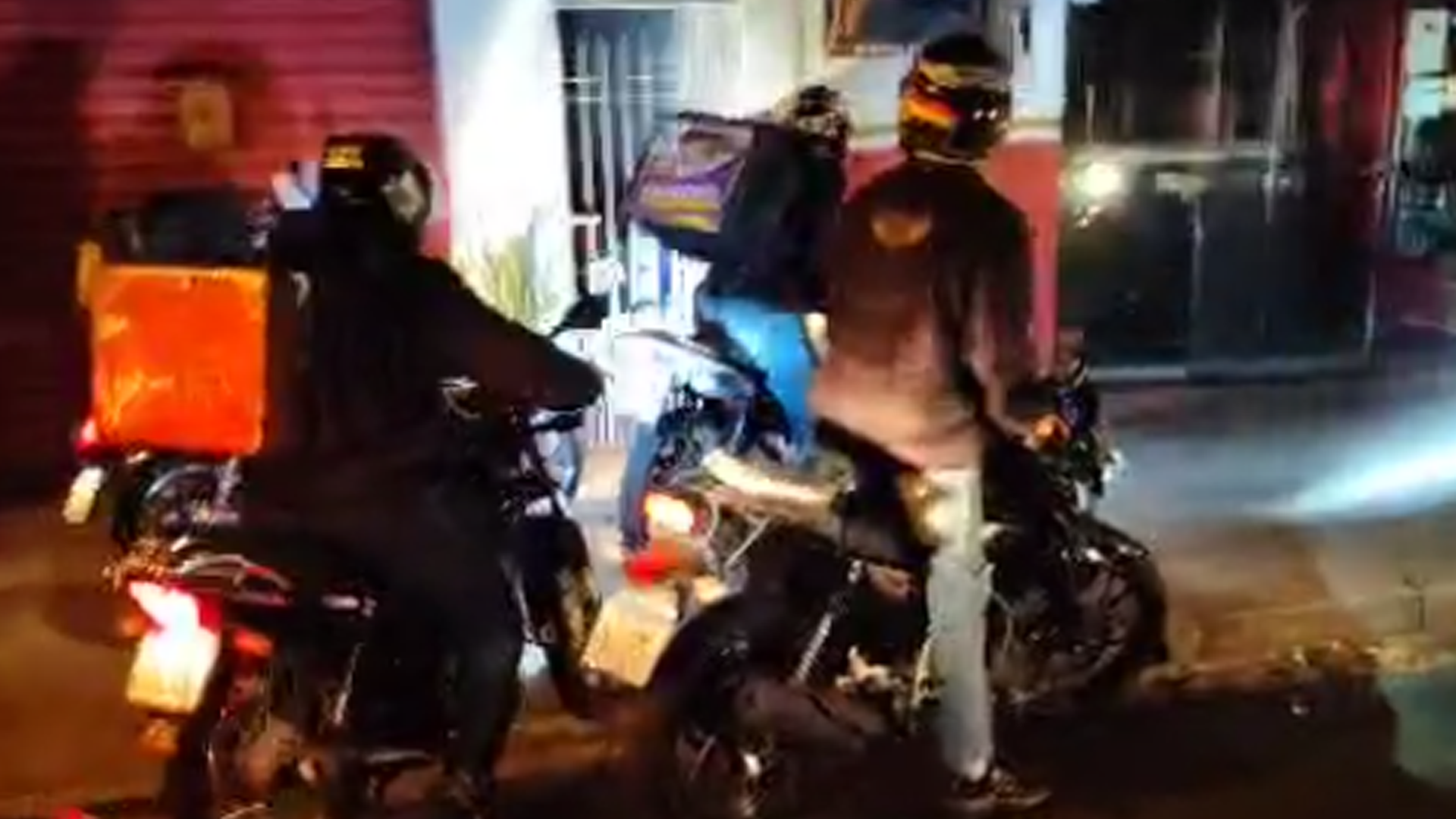 Motoboys buzinam e aceleram em frente a casa de cliente após suposta agressão em Limeira