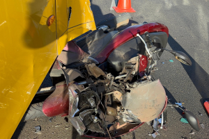Motociclista atinge traseira de ônibus e fica ferida na Via Guilherme Dibbern, em Limeira