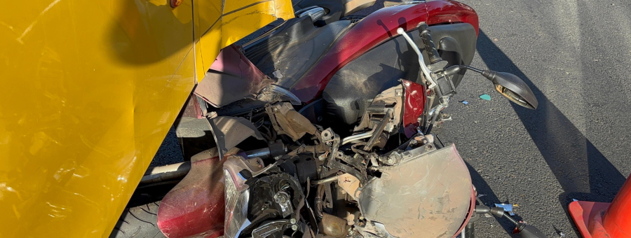 Motociclista atinge traseira de ônibus e fica ferida na Via Guilherme Dibbern, em Limeira
