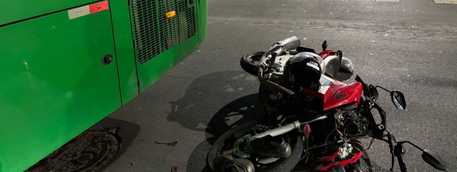 Motociclista fica ferida ao atingir ônibus em cruzamento no Centro de Limeira