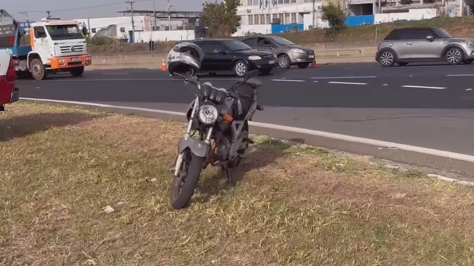 Mulher fica ferida após queda acidental na Rodovia Anhanguera, em Limeira
