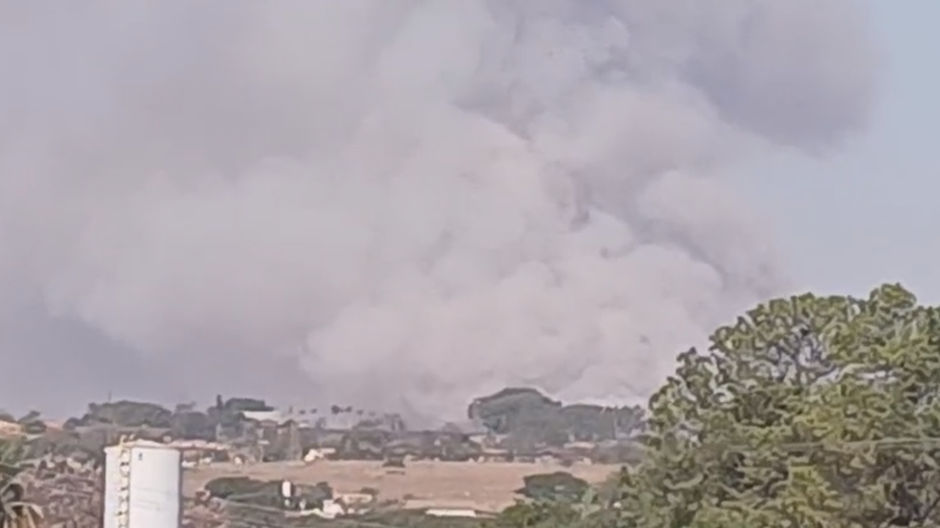Nuvem de fumaça de incêndio chama atenção em Limeira